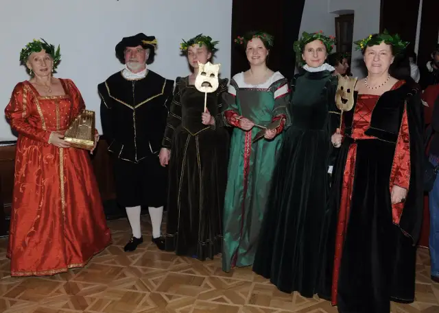 Jak uszyć średniowieczną suknię - krok po kroku z materiałami i technikami