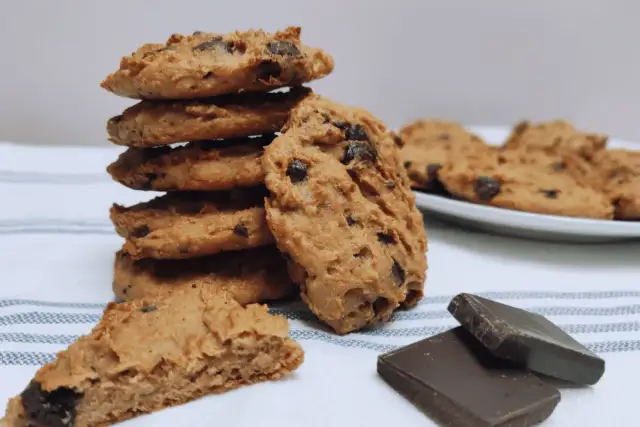 Ciastka z ciecierzycy: Jak zrobić, by nie czuć smaku strączków?