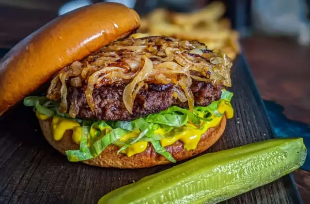 Jak przygotować mrożone hamburgery, aby były soczyste i smaczne