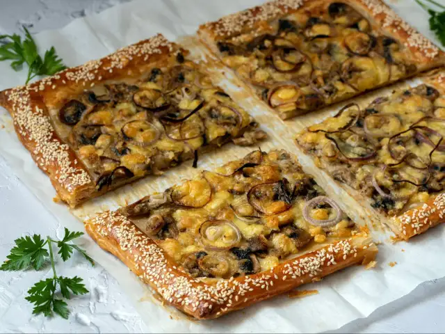 Przepis na ciasto do pizzy z mlekiem i jajkiem, które zachwyca smakiem