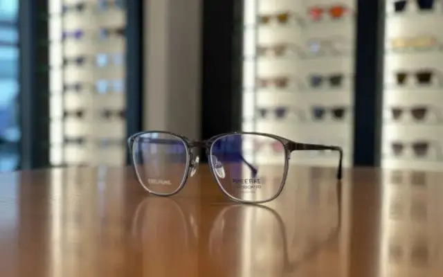 Ile kosztują szkła fotochromowe? Od 300 do 1800 zł co wpływa na cenę?