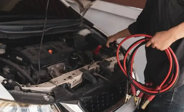 Jak używać prostownika: uniknij najczęstszych błędów i zagrożeń