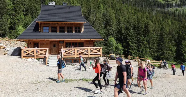 Ile kosztuje nocleg w schronisku? Sprawdź ceny i zniżki na wakacje