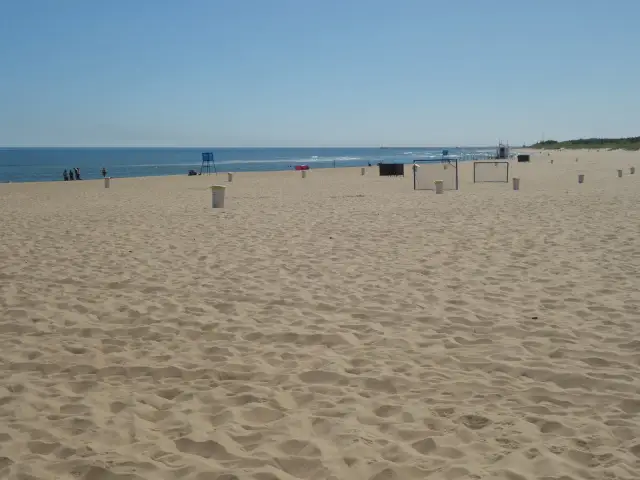 Piasek na plaży, morze w oddali i błękitne niebo. To widok, który potwierdza, że Gdańsk leży nad morzem.