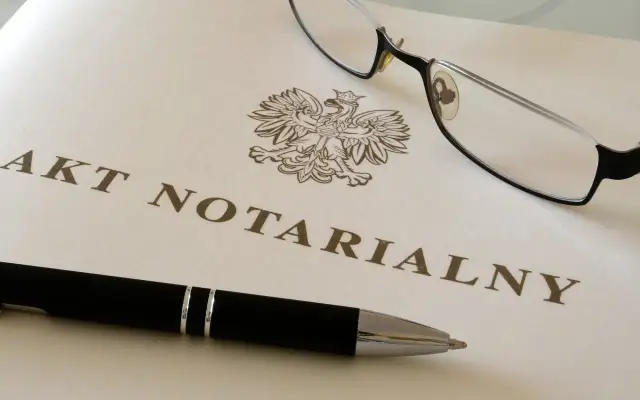 Akt notarialny z orłem i długopisem. Sprawdź opłaty notarialne cennik, by poznać koszty.
