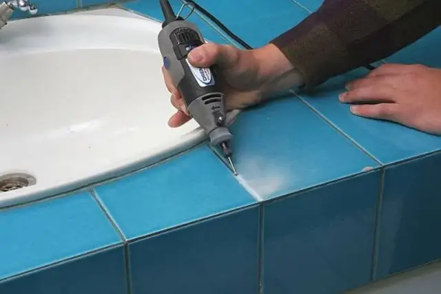 Jak usunąć fugę z płytek? Poradnik krok po kroku, bez uszkodzeń!