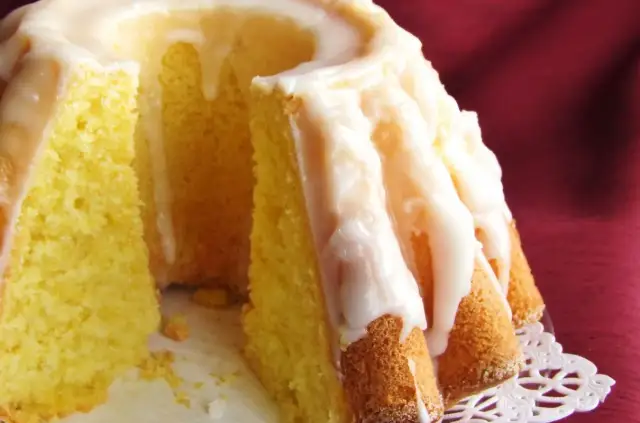 Ania gotuje babka wielkanocna. Puszysta, żółta babka z lukrem spływającym po żłobieniach.