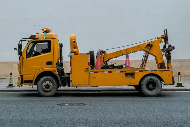 Holowanie ciężarówki z przyczepą: Przepisy, zakazy, co robić?