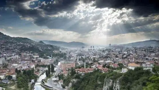 Sarajewo czy jest bezpiecznie? Odkryj prawdę o bezpieczeństwie dla turystów