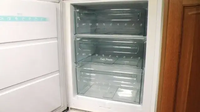 Jak skutecznie umyć zamrażarkę? Poradnik krok po kroku + triki!