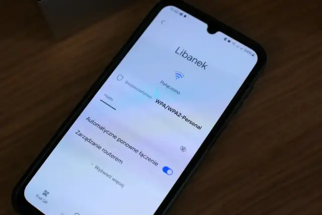 Na ekranie telefonu widać ustawienia sieci Wi-Fi "Libanek". Połączono z siecią, a hasło do wifi w telefonie jest ukryte.