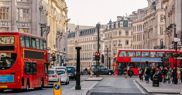Ile trwa lot z Warszawy do Londynu? Odkryj zaskakujące fakty!