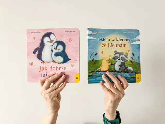 Dwie książeczki dla dzieci: o pingwinach z napisem "Jak dobrze mi z Tobą" i o szopach z napisem "Jestem wdzięczny, że Cię mam".