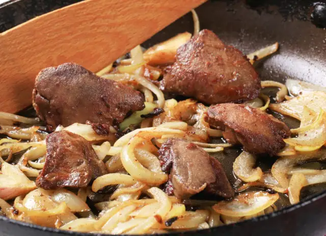 Dlaczego wątróbka strzela przy smażeniu i jak uniknąć pryskania