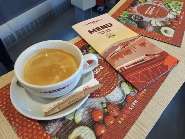 Ile kosztuje kawa w Intercity? Cennik WARS i sposoby zamówienia