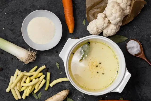 Tradycyjna zupa kalafiorowa jak u babci: Sekrety idealnego smaku