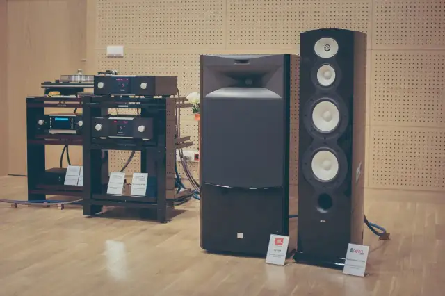 System audio z głośnikami Revel i elektroniką Mark Levinson 5805.