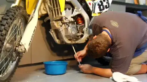 Ile kosztuje wymiana oleju w motocyklu? Sprawdź, aby zaoszczędzić