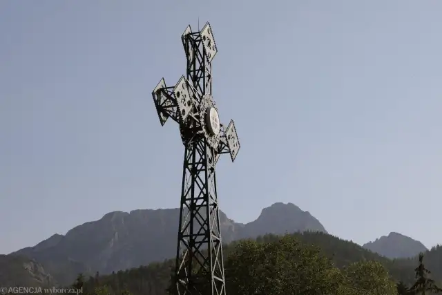 Krzyż na Giewoncie: Symbol wiary i polskości. Poznaj jego historię