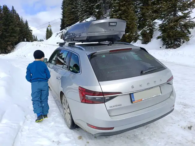 Najlepsze boxy dachowe na narty - ochrona i wygoda podczas transportu