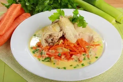 Pomysły na pyszne dania z gotowanego kurczaka, które zaskoczą rodzinę