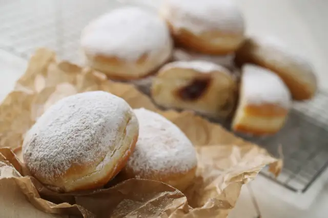 Domowe pączki - Jak smażyć, by były puszyste i nie piły tłuszczu?