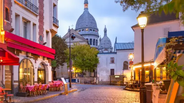 Gdzie spać w Paryżu? Odkryj najlepsze i tanie noclegi w stolicy