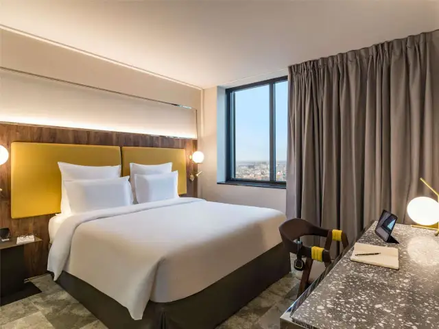 Nocleg w Paryżu: Gdzie spać, by nie przepłacić? Poradnik eksperta