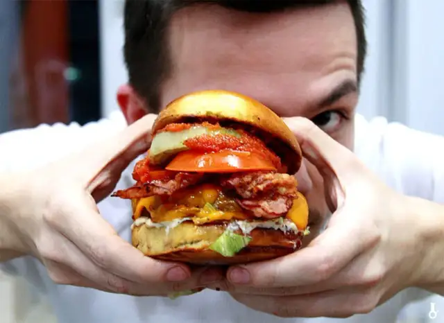 Jak podgrzać hamburgera w piekarniku, by był soczysty i ciepły