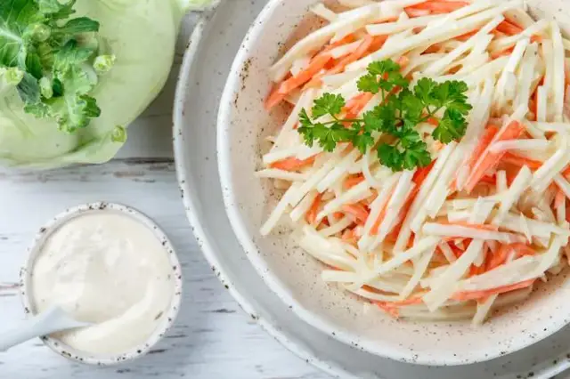 Chrupiąca surówka z kalarepy: Przepis, porady i sekrety smaku