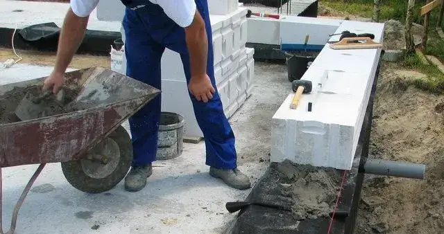 Jaka zaprawa do murowania bloczków betonowych, aby uniknąć błędów?