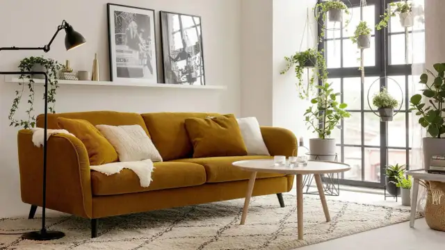 Miodowa kanapa: Jaki kolor ścian? Porady eksperta, które pokochasz!