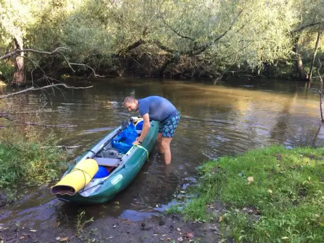 Kajakiem po Rawce: Jak zaplanować dziką przygodę? Poradnik