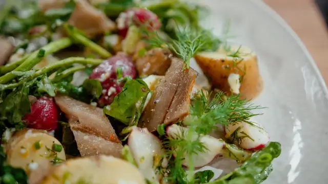 Salade de hareng fumé : recette facile, authentique et savoureuse