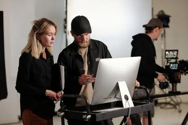 Produkcja filmów reklamowych Warszawa – jak wybrać studio, które dowiezie efekt?