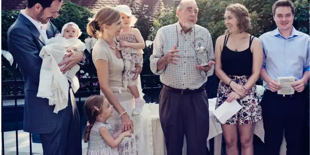 Jak ubrać się na chrzciny jako gość? Stylizacje dla kobiet