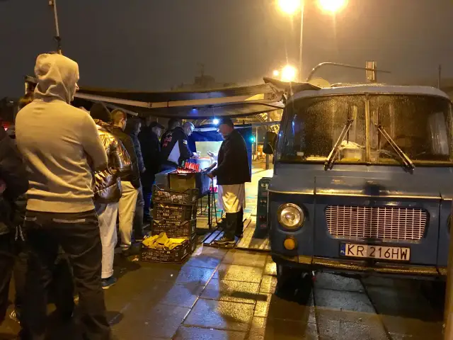 Kiełbaski z Nyski: Kraków nocą, sekret smaku i praktyczne wskazówki