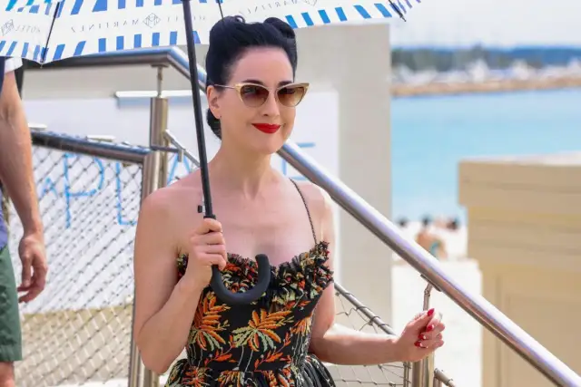 Sukienka retro lata 70 - odkryj wyjątkowe style i inspiracje mody