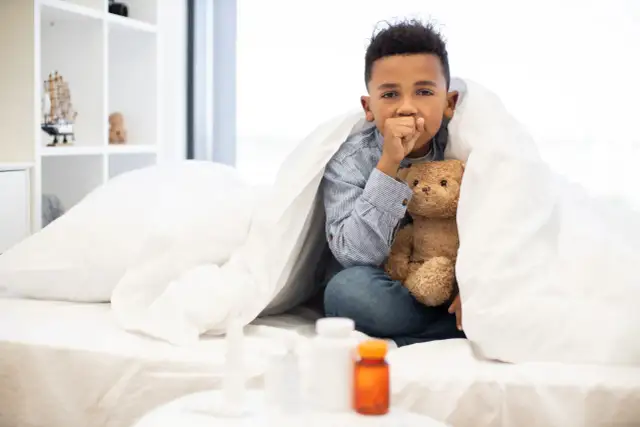 Męczący kaszel w nocy nie daje dziecku spać? Sprawdzone sposoby na ulgę i spokojną noc.