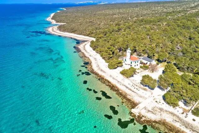 Vir: Najlepsze plaże i atrakcje. Twój przewodnik po wyspie