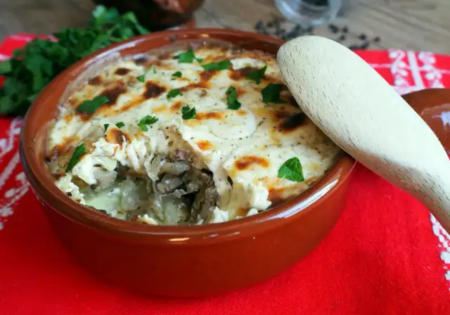 Jak przygotować zapiekankę z kapustą i ziemniakami - prosty przepis