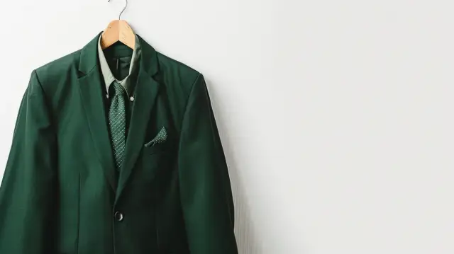 Garnitur w ciemnej zieleni - Nowoczesny wygląd i elegancja w jednym.