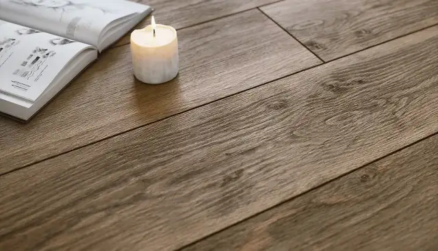 Jaką fugę do brązowych płytek wybrać, aby uniknąć błędów?