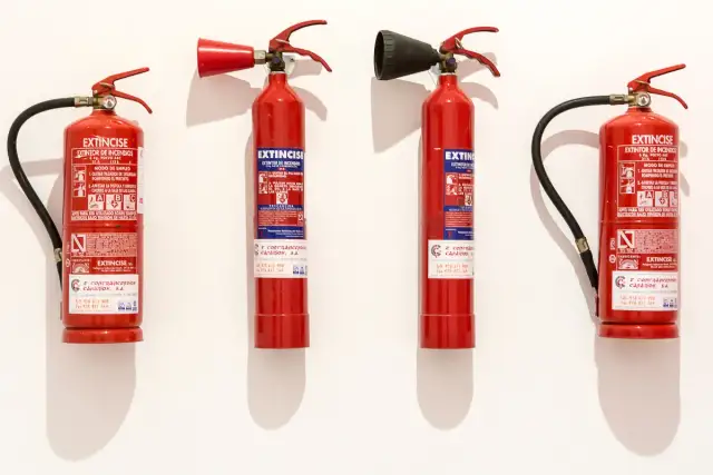 Legalizacja gaśnicy: Gdzie, ile, kiedy? Sprawdź, zanim będzie za późno!