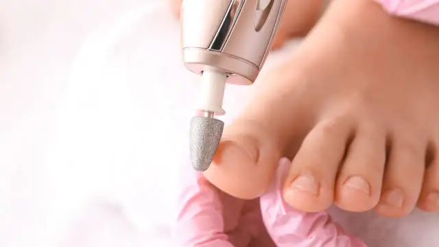 Jak przedłużyć paznokcie u nóg - skuteczne metody i porady