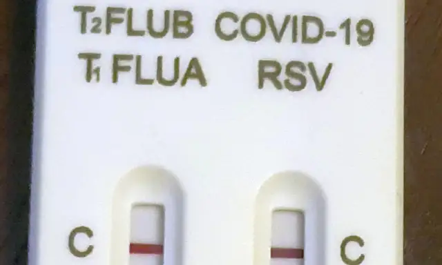 Test combo wyniki: dwa paski kontrolne C i T, wskazujące na obecność COVID-19, grypy i RSV.