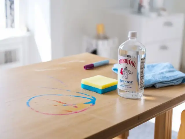 Usuń przebarwienia z mebli: domowe sposoby i profesjonalne rady