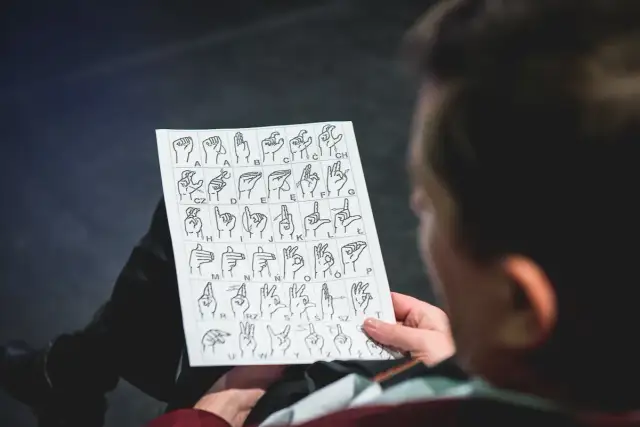 Naucz się alfabetu palcowego: Klucz do świata Głuchych