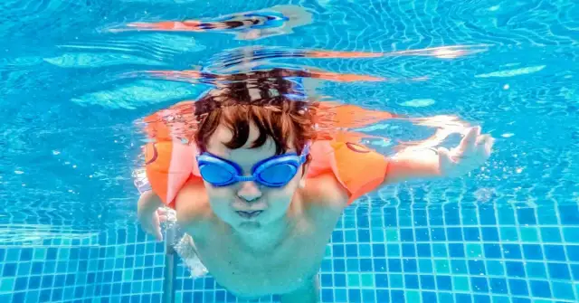 Nauka pływania dla dzieci kiedy zacząć - kluczowe informacje i porady