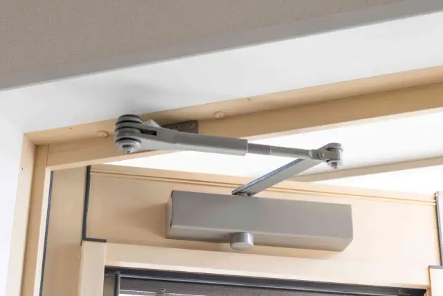 Jak wyregulować samozamykacz? Prędkość i siła drzwi bez trzaskania